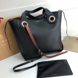 버버리 라지 가죽 그로밋 디테일 토트 40783731 블랙