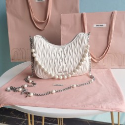 미우미우 21FW 마테라쎄 나파레더 숄더백 5BH211 화이트